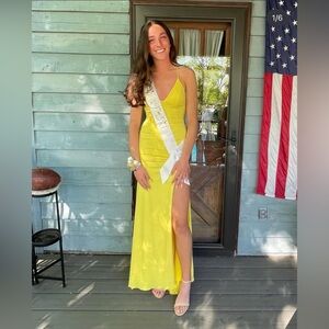 Yellow dress with gold sparkle.  I am 6”1 and 150 pounds. No alterations.